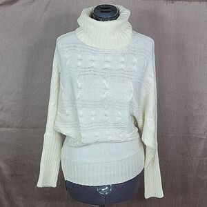 -× BODY CENTRAL Oversized White Turtleneck Sweater‎ Medium